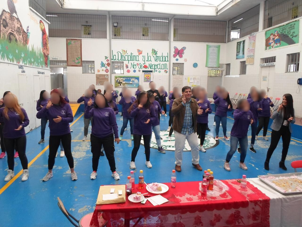 Mujeres de la comunidad terapéutica celebrando su graduación en curso de señas junto a Caminos Cruzados ONG.