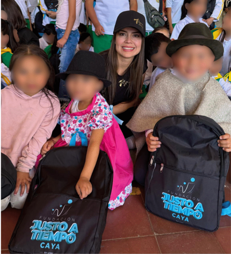 Entrega de kits escolares a niños de escuelitas rurales en Boyacá