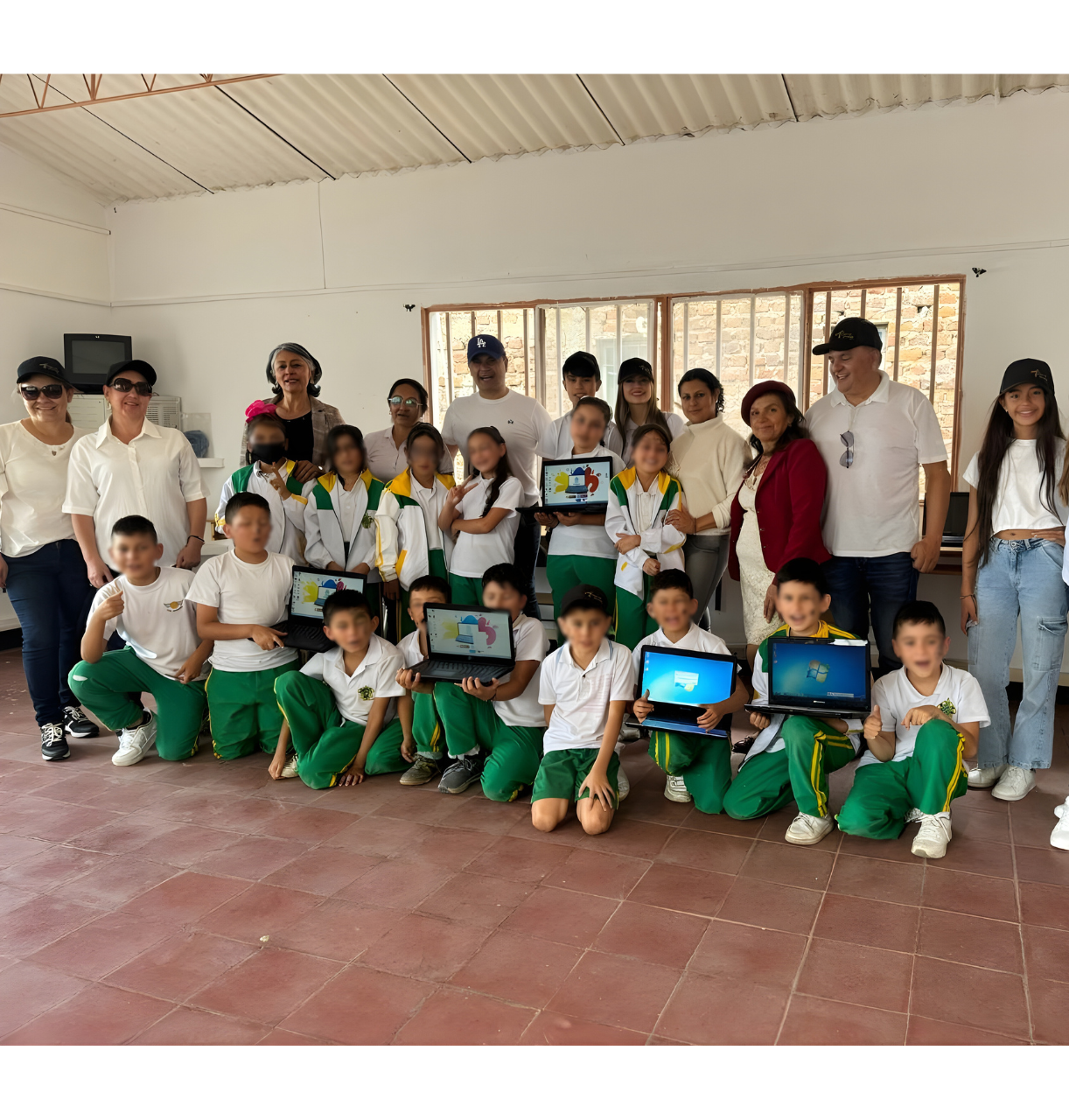 Niños en sala de sistemas equipada por la Fundación Caminos Cruzados para promover el desarrollo de competencias digitales en zonas rurales.