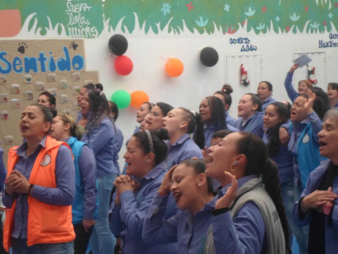 Mujeres privadas de la libertad en un espacio de adoración y restauración espiritual durante un programa de Caminos Cruzados ONG.